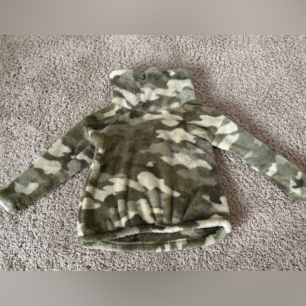Old Navy Green Camo Toddler Girl Pullover, 3T